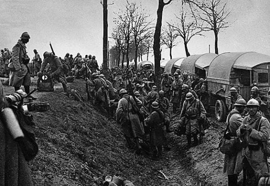 Soldats Français arrivant à Verdun. 